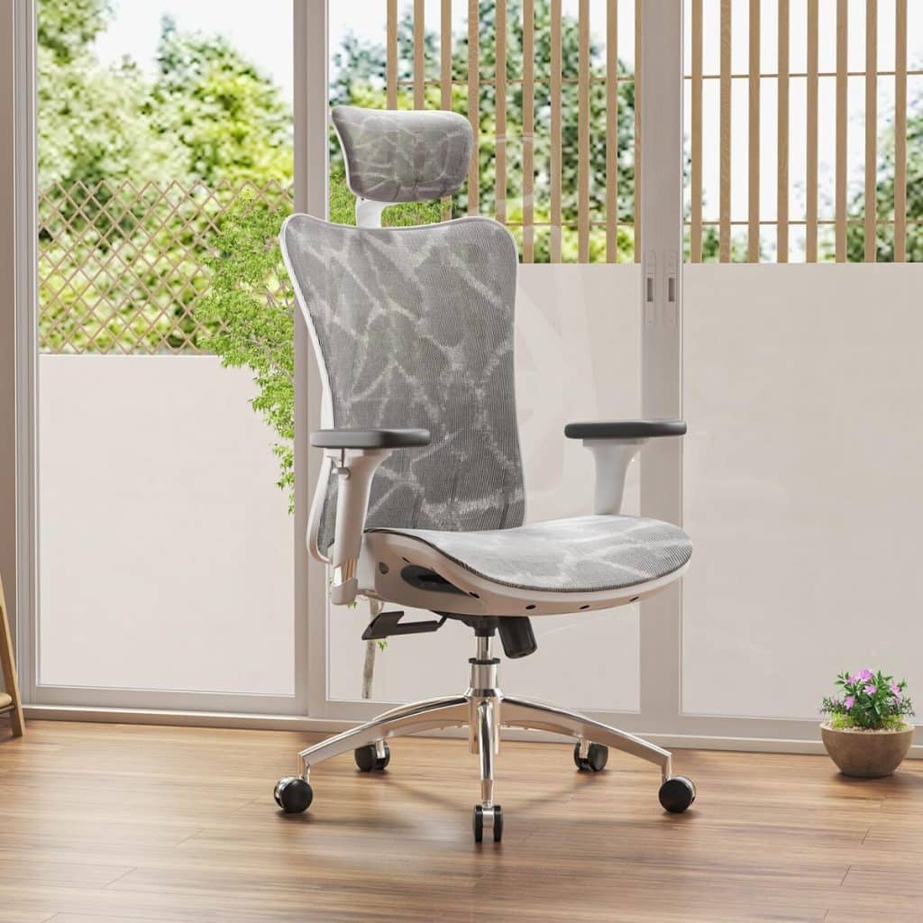 Test de la chaise de bureau ergonomique Sihoo avec dossier haut et support lombaire