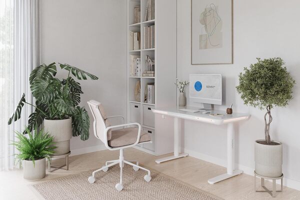 SENSE7 Bureau Informatique Nomo, Table de Jeu LED 120x60, Bureau en Verre avec Ports USB-C et USB 3.0, Bureau électrique réglable en Hauteur avec tiroir et Crochet, idéal pour Gaming ou Bureau